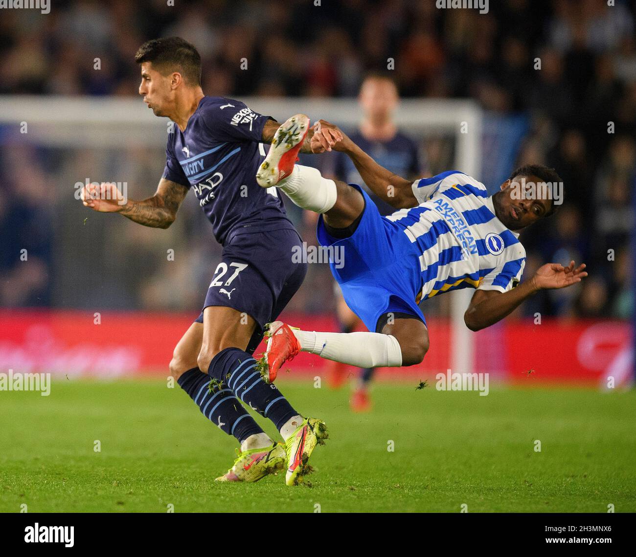 Joao Cancelo stößt während des Spiels im Amex Stadium in Brighton auf Tariq Lamptey. Picture : Mark Pain / Alamy. Stockfoto