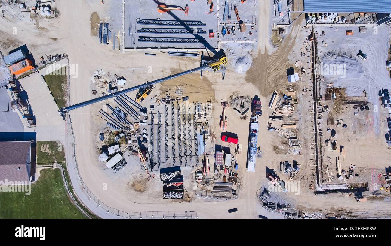 Luftaufnahme einer großen Baustelle mit Ausrüstung und Arbeitern Stockfoto