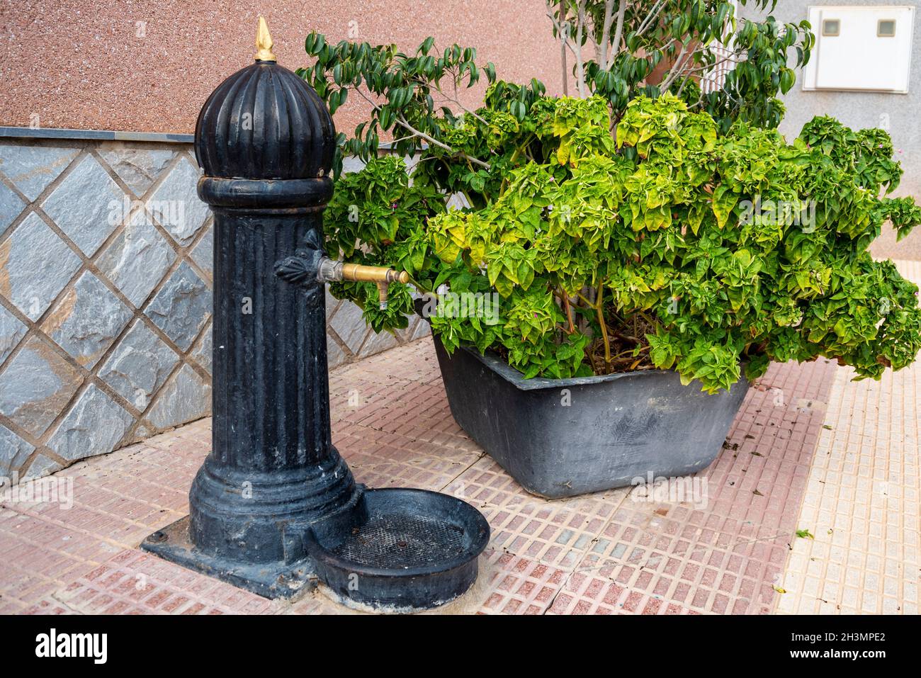 Vintage-Trinkwasserbrunnen aus Metall im Dorf La Murta, Corvera, Murcia, Spanien. Stockfoto