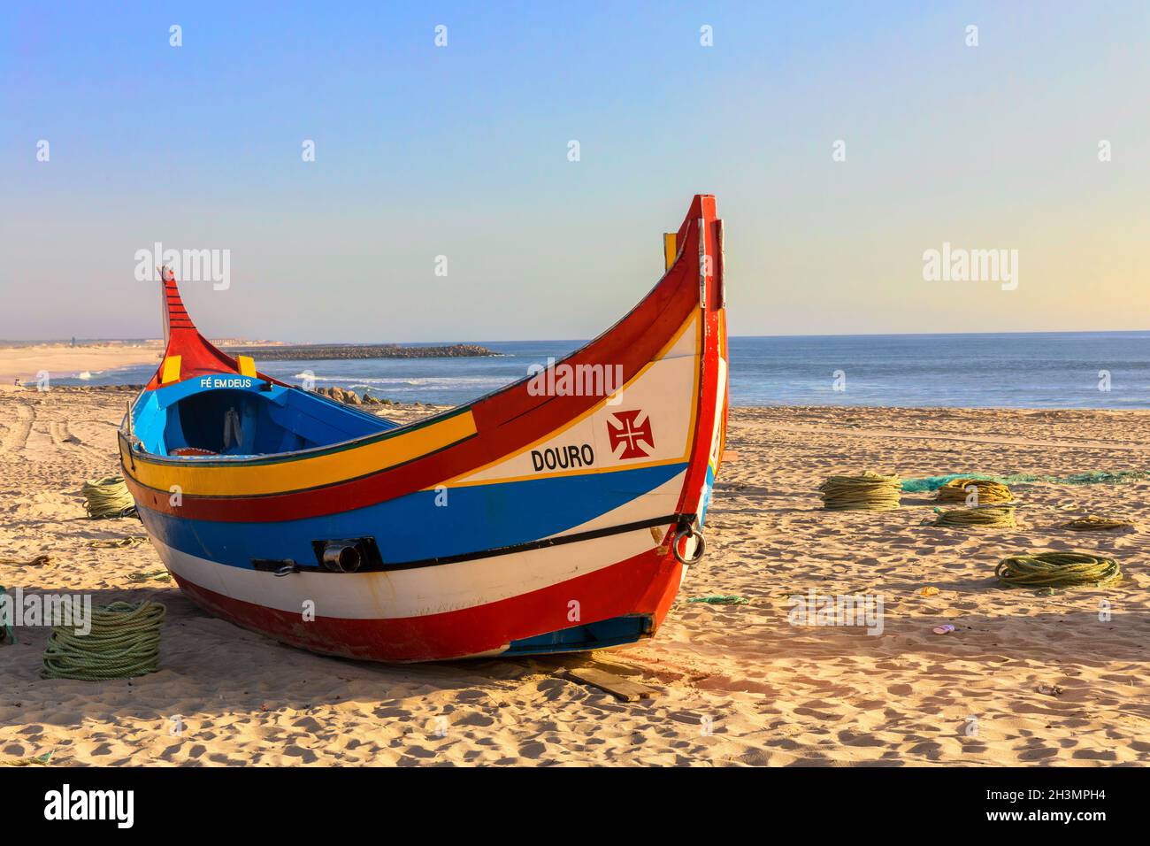 Buntes Boot am Strand von Espanho, Portugal Stockfoto