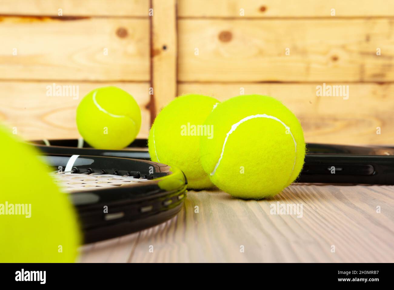 Tennisausrüstung auf Holzfläche aus nächster Nähe Stockfoto
