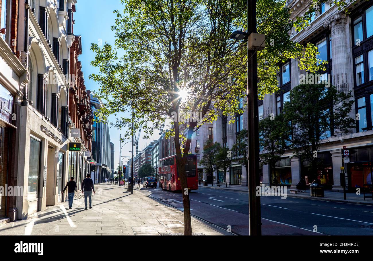 Menschen, die im Sommer in London auf der Oxford Street spazieren Stockfoto