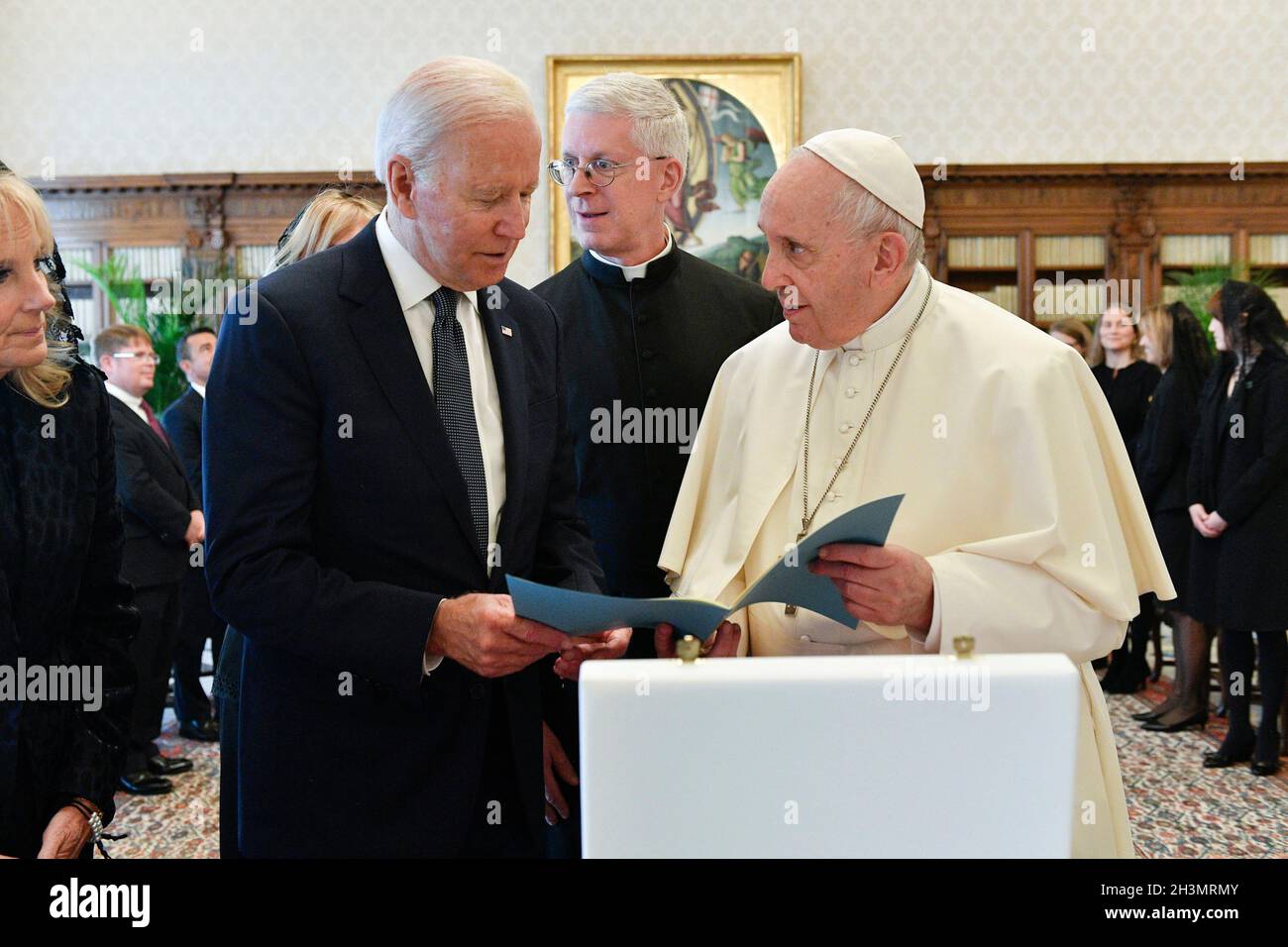 Papst Franziskus trifft den Präsidenten der Vereinigten Staaten von Amerika, Joe Biden, während einer privaten Audienz im Vatikan am 29. Oktober 2021 in Vatikanstadt, Rom, Italien. FOTO NUR FÜR REDAKTIONELLE ZWECKE!!! Stockfoto