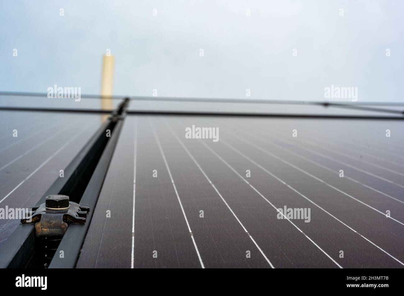 Seitenstütze zwischen Solarmodulen an einer neuen Installation auf einem Wohndach montiert Stockfoto
