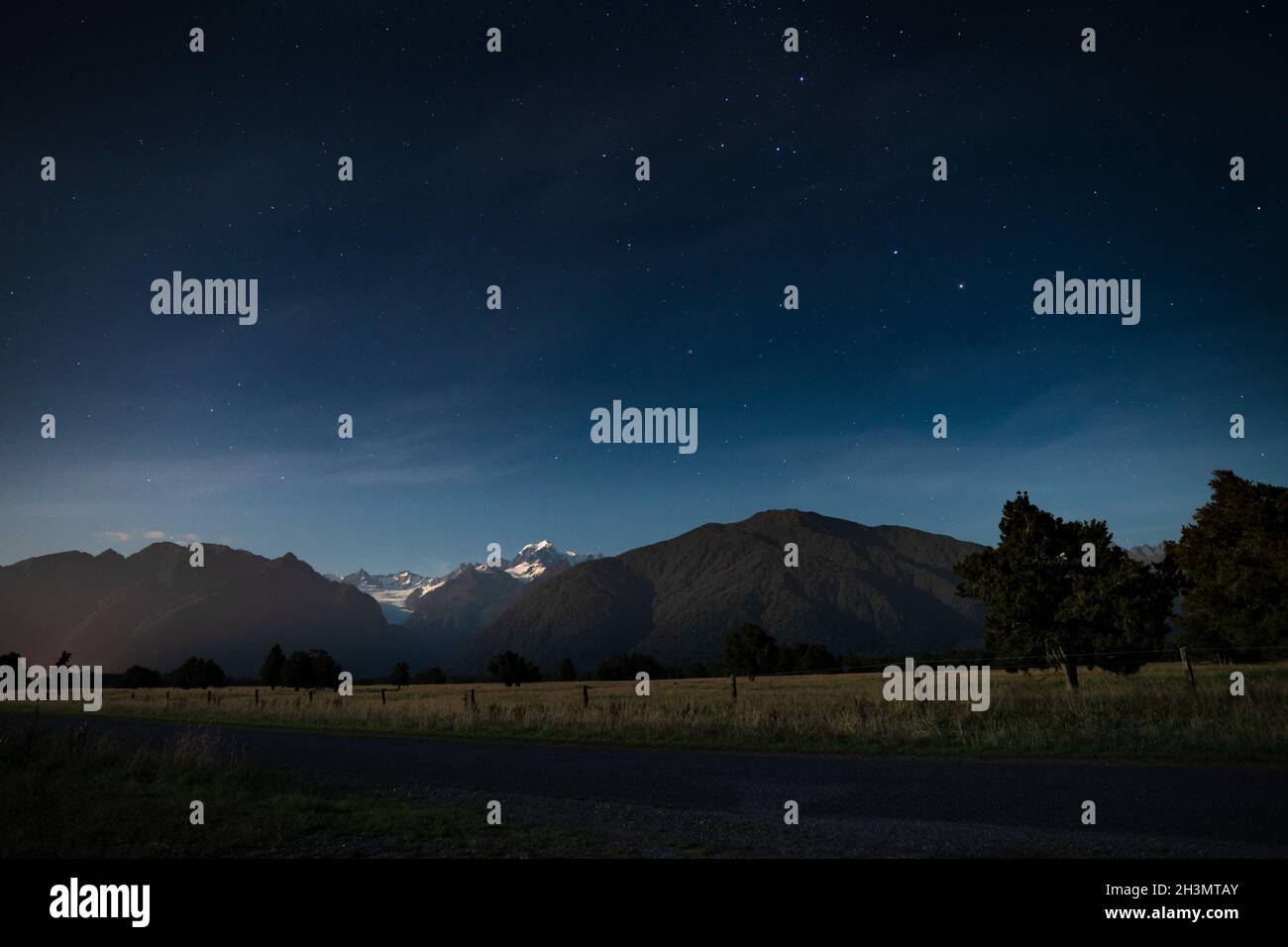 Sterne sind über dem Fox Glacier auf Neuseelands Südinsel sichtbar. Stockfoto