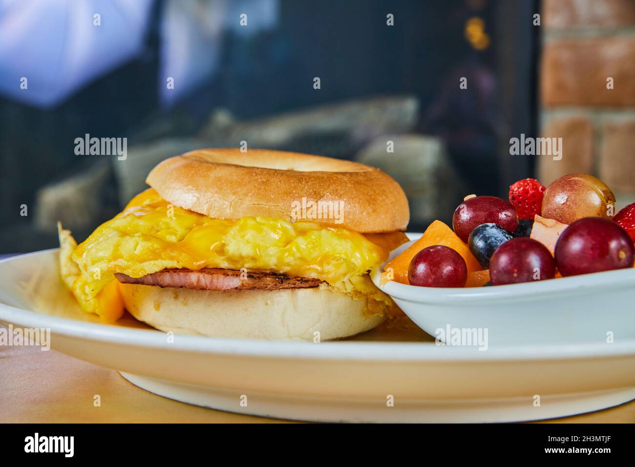 Einfaches Frühstückssandwich mit Obstschale neben dem Kamin Stockfoto