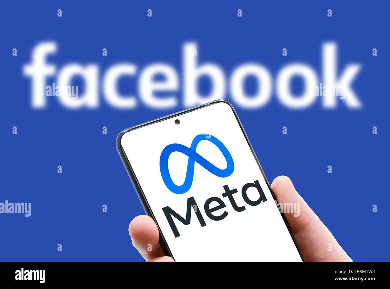 Moskau - 29 Okt, 2021: Meta-Logo auf dem Bildschirm des Mobiltelefons auf Facebook Worthintergrund. Facebook nach dem Rebranding und dem Ändern des Namens in Meta. Facebook Stockfoto