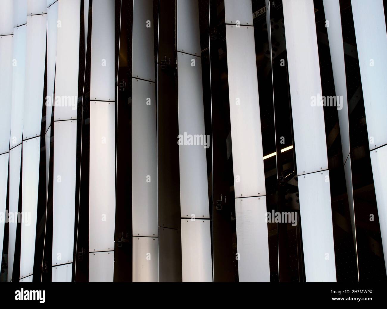 Moderne, stilvolle, vertikal gebogene Stahlpaneele in vertikaler Außenverkleidung Stockfoto