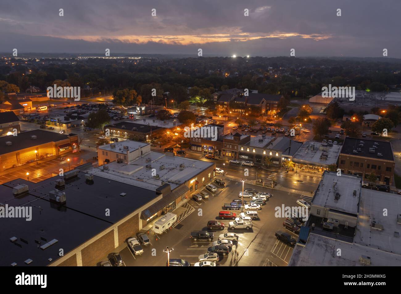 Luftaufnahme des Twin Cities Vororts von Lakeville mit beleuchteten Lichtern in der Nacht in Minnesota Stockfoto