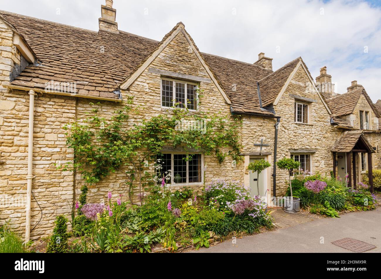 Eine Reihe von Cotswold-Steinhütten in der West Street, Castle Combe, einem Dorf in der Region Cotswolds von Natural Beauty in Wiltshire, Südwestengland Stockfoto