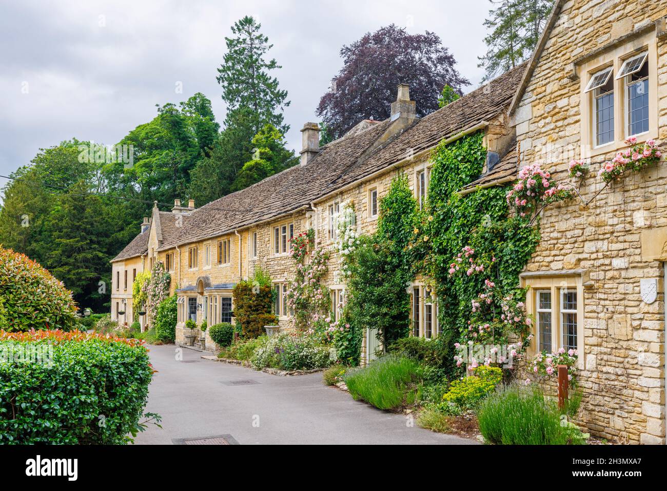 Eine Reihe von Cotswold-Steinhütten in der West Street, Castle Combe, einem Dorf in der Region Cotswolds von Natural Beauty in Wiltshire, Südwestengland Stockfoto