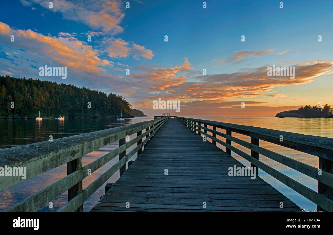 Sonnenuntergang am Bowman Bay Pier, Deception Pass State Park, Washington Stockfoto