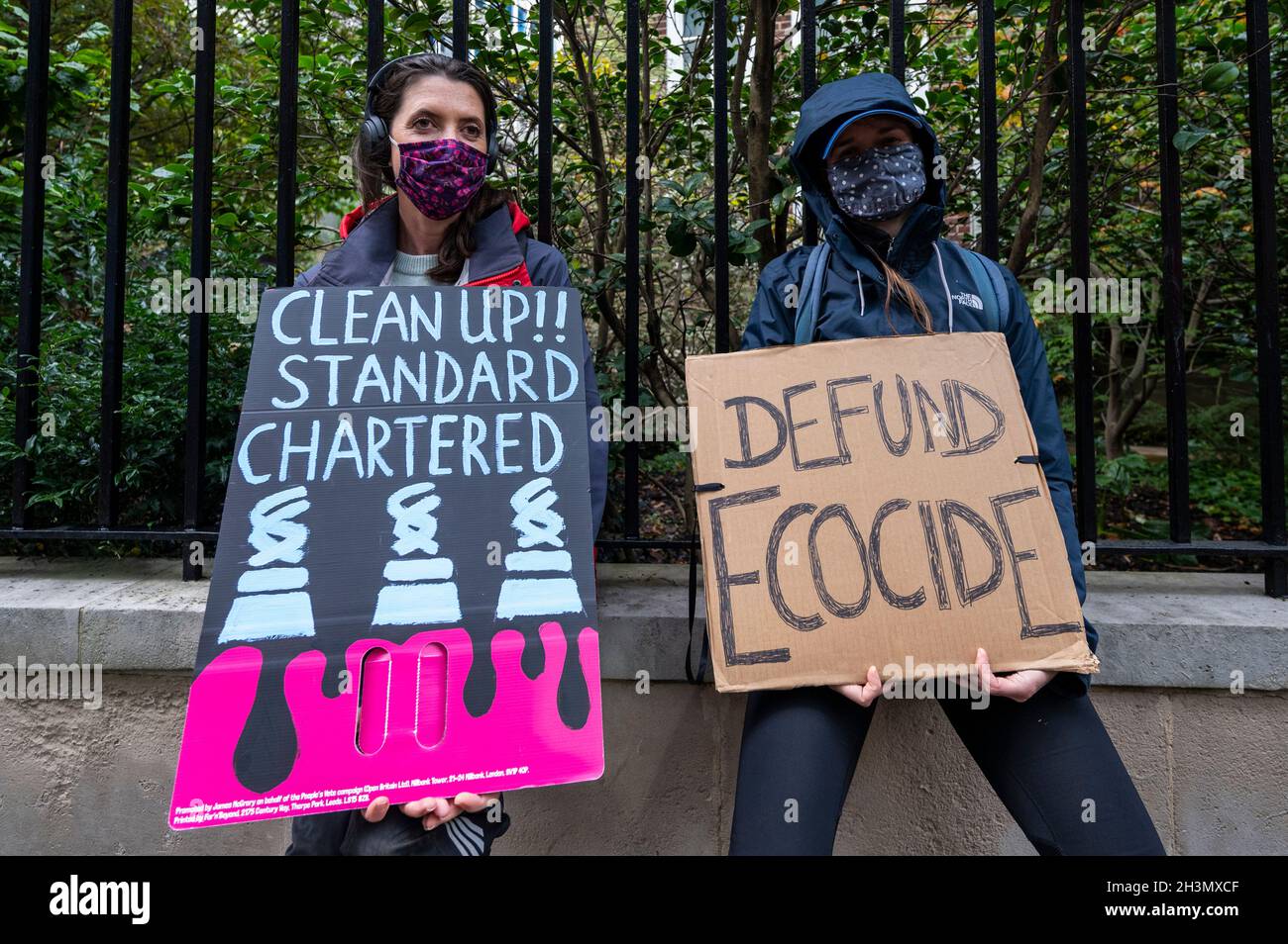 London, Großbritannien. 29. Oktober 2021. Jugendklimaaktivisten protestieren vor Standard Chartered in der City of London, um einen Stopp der Finanzierung fossiler Brennstoffe zu fordern. Die Bank hat Berichten zufolge seit Unterzeichnung des Pariser Abkommens 31,4 Milliarden US-Dollar für den fossilen Brennstoff-Sektor finanziert. Der Protest ist Teil der breiteren Kampagne zur Definanzierung von Climate Chaos und findet während der UN-Klimakonferenz der Parteien (COP26) in Glasgow statt. Kredit: Stephen Chung / Alamy Live Nachrichten Stockfoto