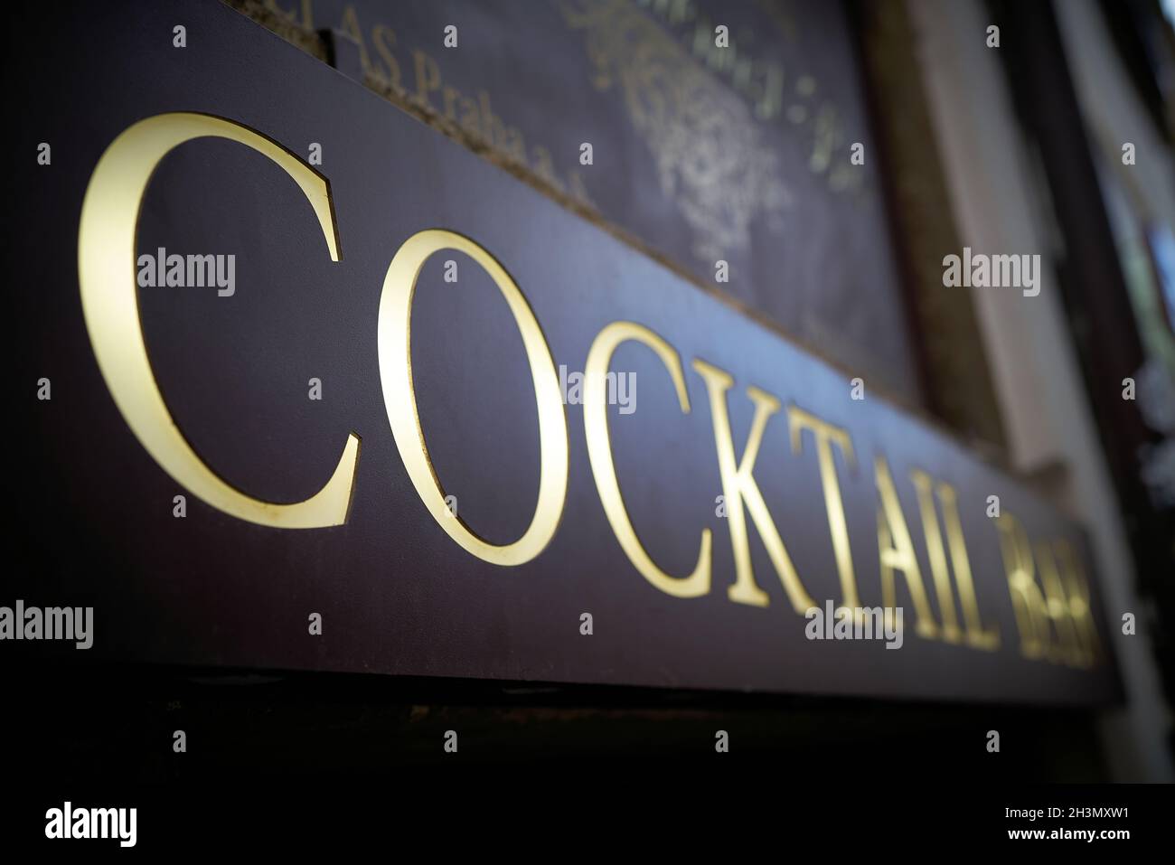 Schild mit der Aufschrift Cocktailbar an einer Fassade in der Altstadt von Prag Stockfoto