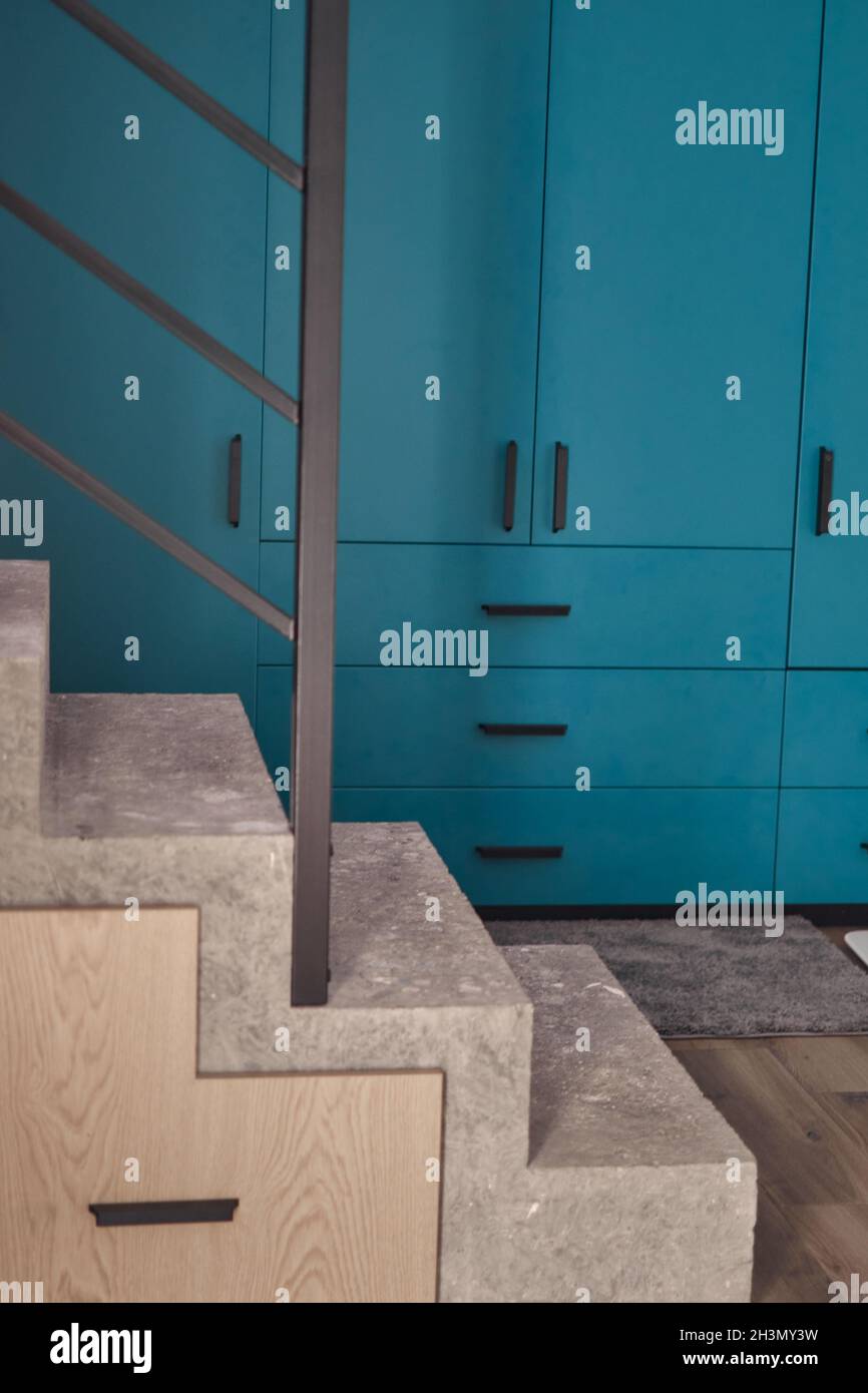 Nahaufnahme der Treppe. Minimalistisches Innendesign. Stilvolles Schlafzimmer und Wohnzimmer. Weiße Wand in einem minimalistischen Designer-Wohnzimmer Interieur eines Stockfoto