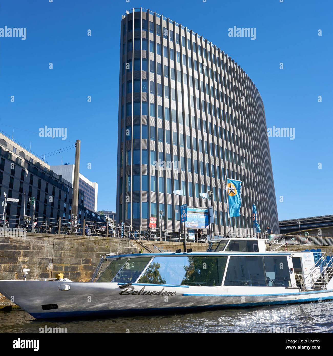 Ausflugsboot auf der Spree in Berlin. Im Hintergrund das Bürogebäude Spreedreieck Stockfoto