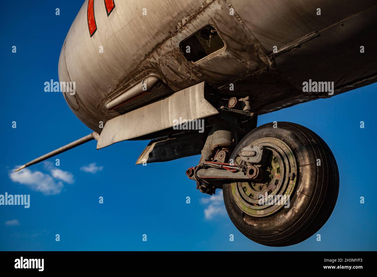 Alte Kampfflugzeug-Kämpfer auf dem Flugzeugfriedhof. Hochwertige Fotos Stockfoto