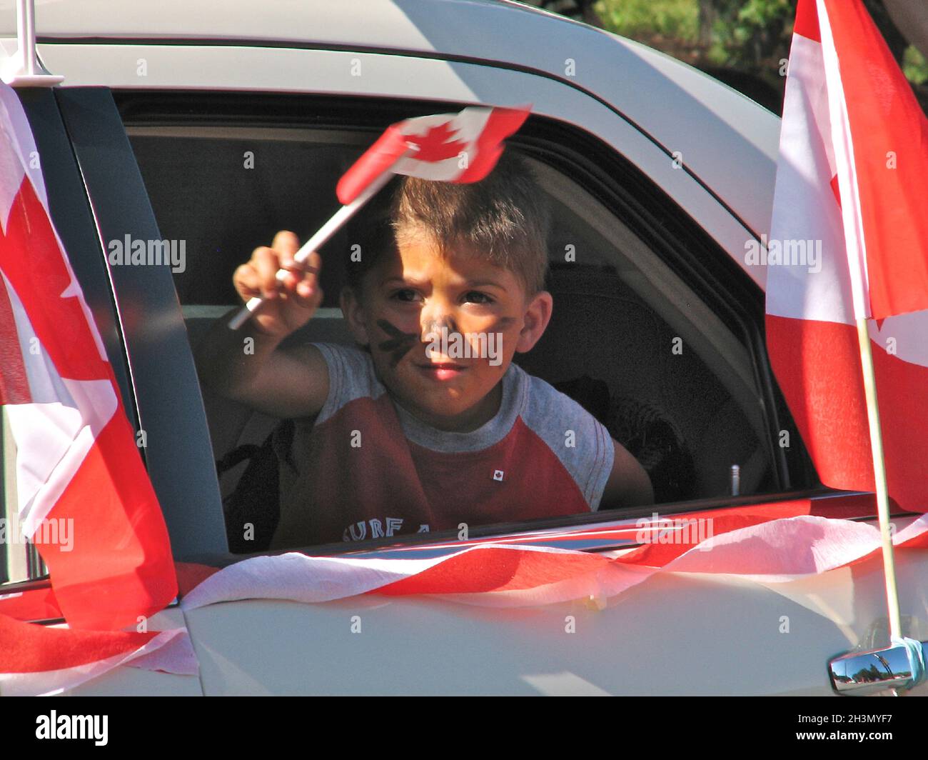 Toronto, Ontario / Kanada - 01. Juli 2008: Kind winkt Fahnen an bei der Canada Day Parade Stockfoto