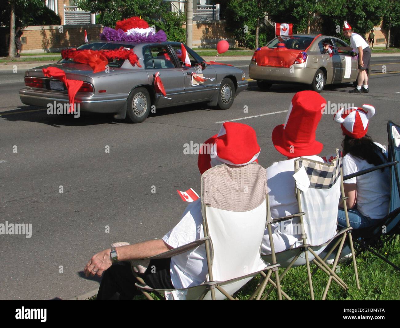 Toronto, Ontario / Kanada - 01. Juli 2008: Menschen treffen sich in der Innenstadt von Scarborough und beobachten die Canada Day Parade Stockfoto
