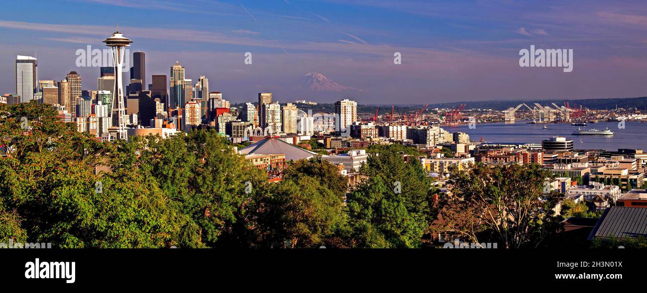 Blick auf die Skyline von Seattle und Mount Rainier vom Kerry Park, Washington Stockfoto