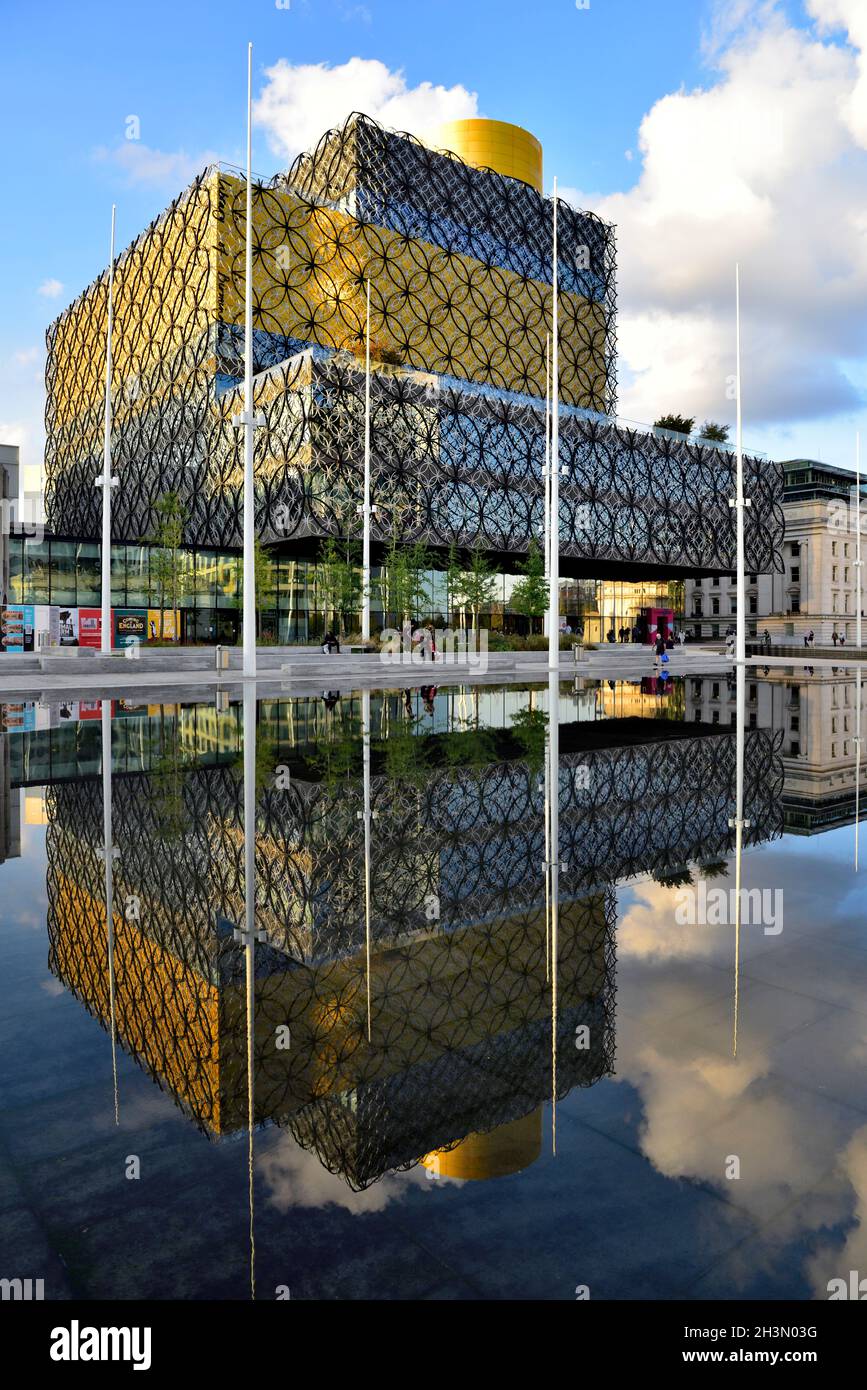 Birmingham Centenary Square mit Bibliothek von Birmingham, Großbritannien Stockfoto