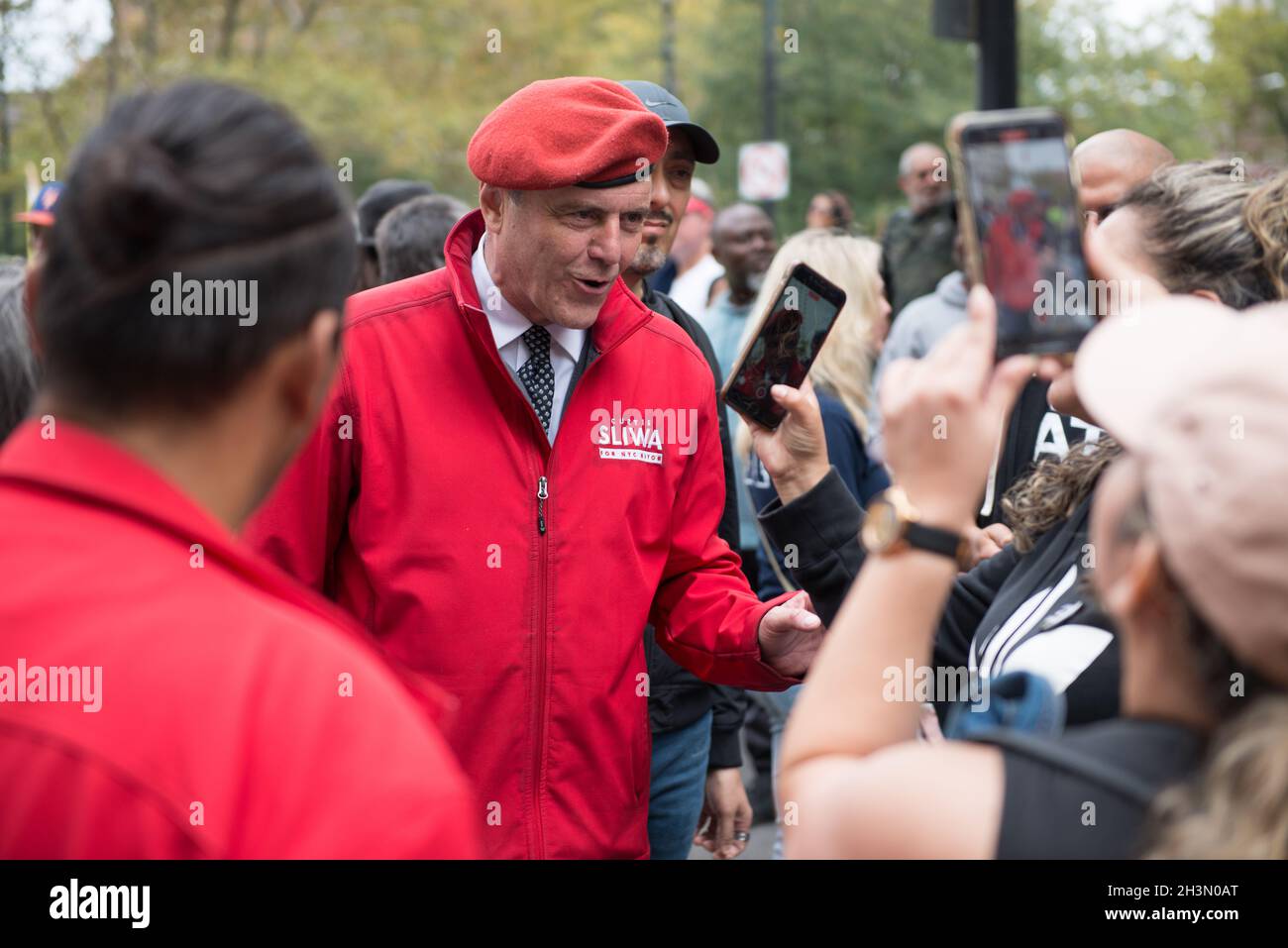 Curtis Sliwa beantwortet Fragen von Protestierenden bei der Demonstration und Kundgebung der medizinischen Freiheit der New Yorker Arbeiter am 25. Oktober 2021 Stockfoto