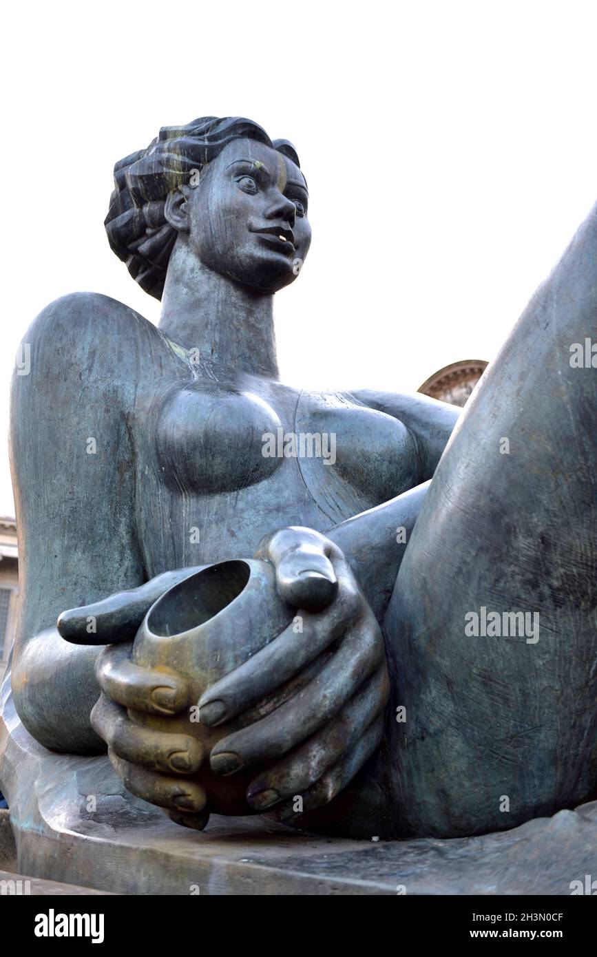 Öffentliche Kunst: Die Skulptur des Flusses monumentale weibliche Figur aus Bronze, die den Spitznamen „die Floozie im Whirlpool“ trägt, von Dhruva Mistry, Birmingham, Großbritannien Stockfoto