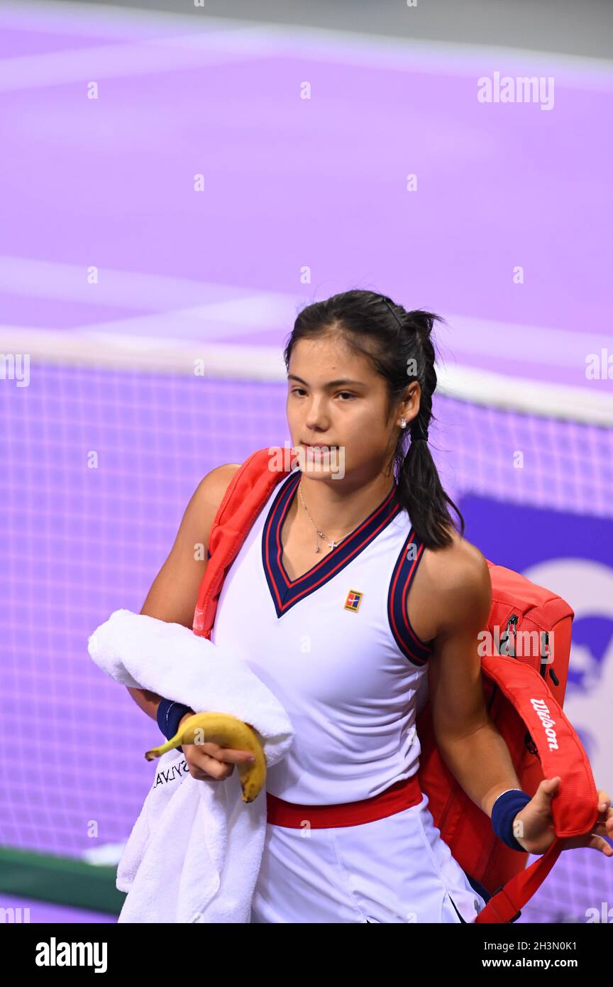 Emma Raducanu (GBR) nach ihrer Niederlage gegen Marta Kostyuk (UKR) im Viertelfinale am siebten Tag der Transylvania Open in der BT Arena, Cluj, Rumänien. Bilddatum: Freitag, 29. Oktober 2021. Stockfoto