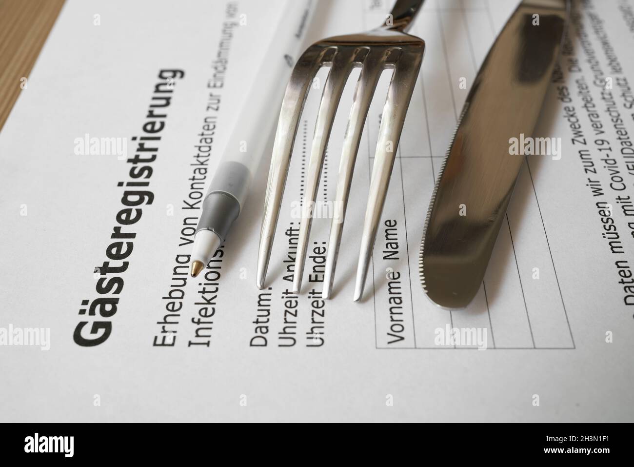 Formular für die Gäste-Registrierung in einem Restaurant in Deutschland während Die Corona-Pandemie Stockfoto