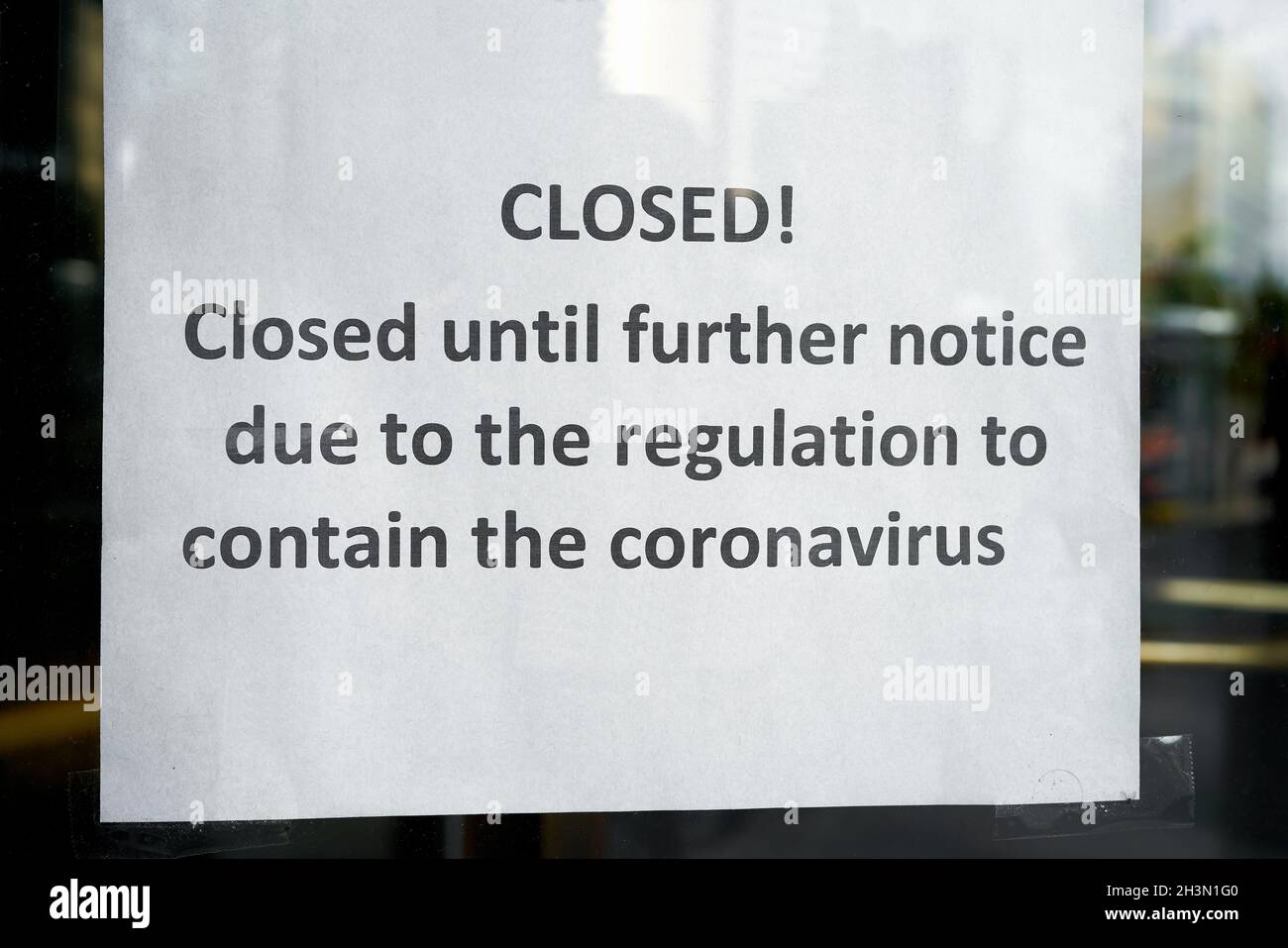 Schild an der Eingangstür eines geschlossenen Hotels Berlin während der Corona-Pandemie Stockfoto