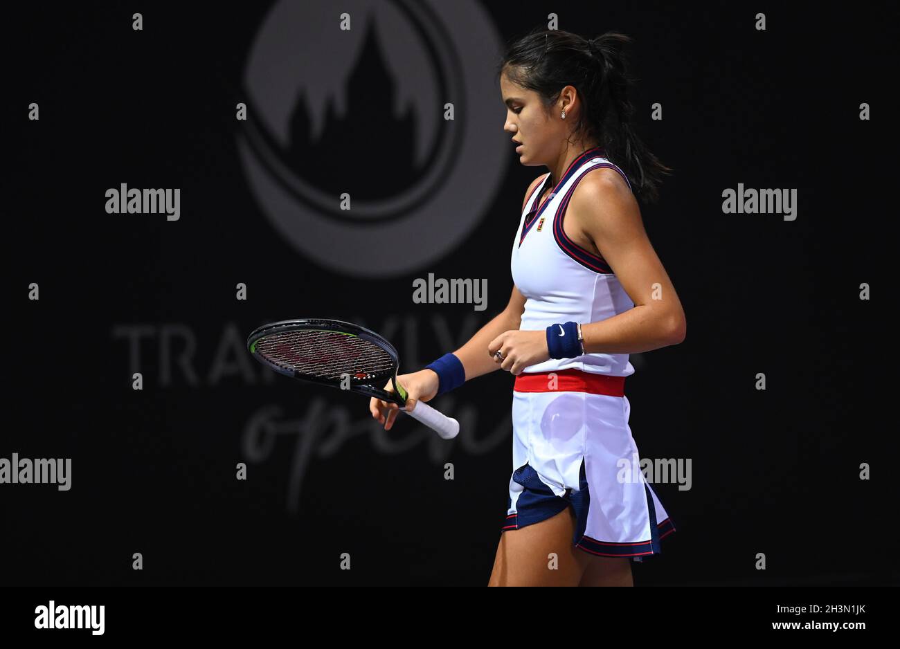 Emma Raducanu (GBR) während ihres Viertelfinalmatches gegen Marta Kostyuk (UKR) am siebten Tag der Transylvania Open in der BT Arena, Cluj, Rumänien. Bilddatum: Freitag, 29. Oktober 2021. Stockfoto