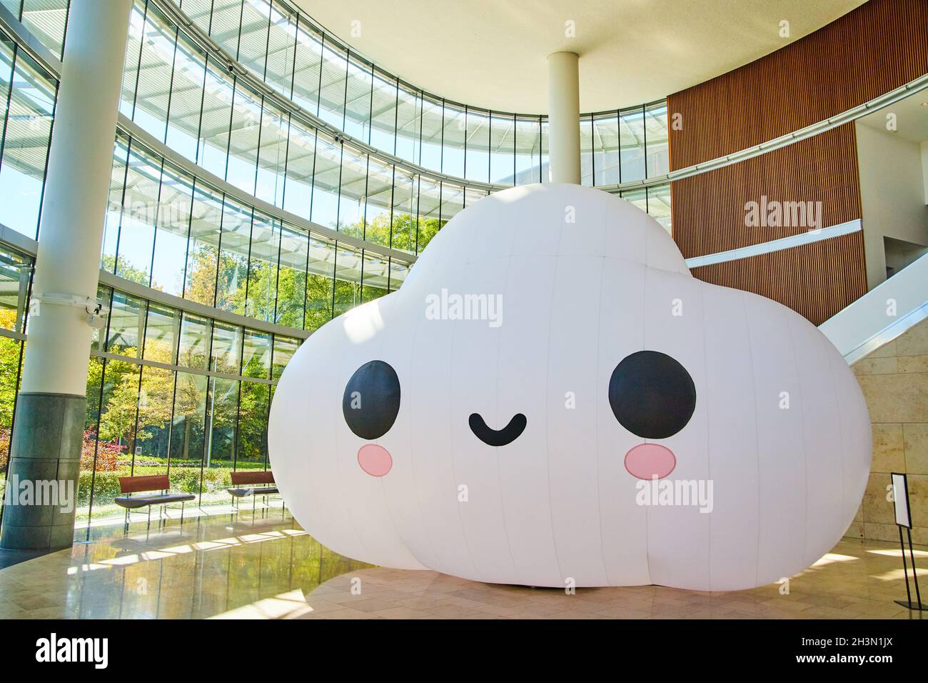 Große glückliche Wolke Installation im Innenraum Stockfoto