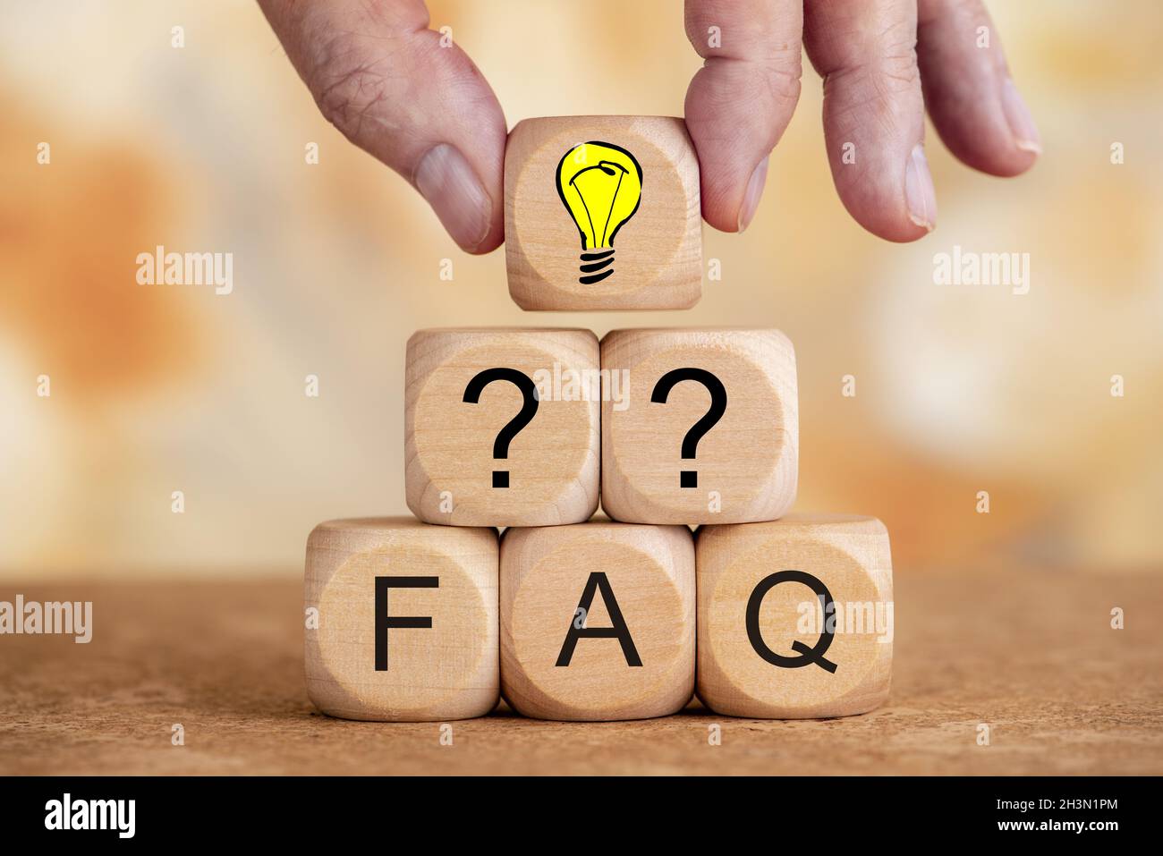 Häufig gestellte Fragen auf Holzwürfeln gedruckt Stockfoto