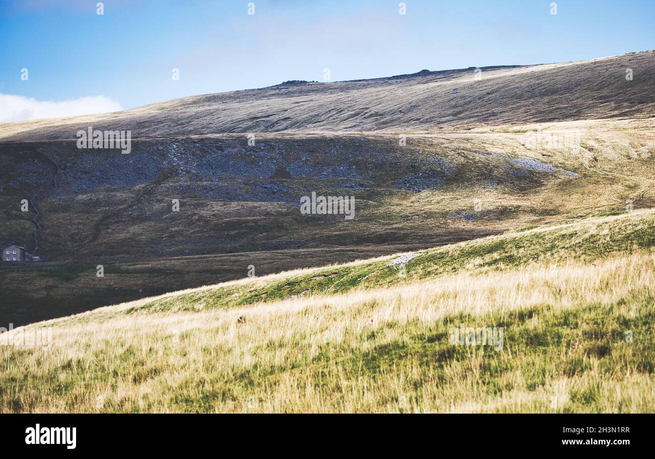 Abgelegenes, isoliertes Bauernhaus auf wildem, zerklüfteten Moorland oberhalb von Kettlewell, Wharfedale, Yorkshire Dales National Park, North Yorlshire, England Stockfoto