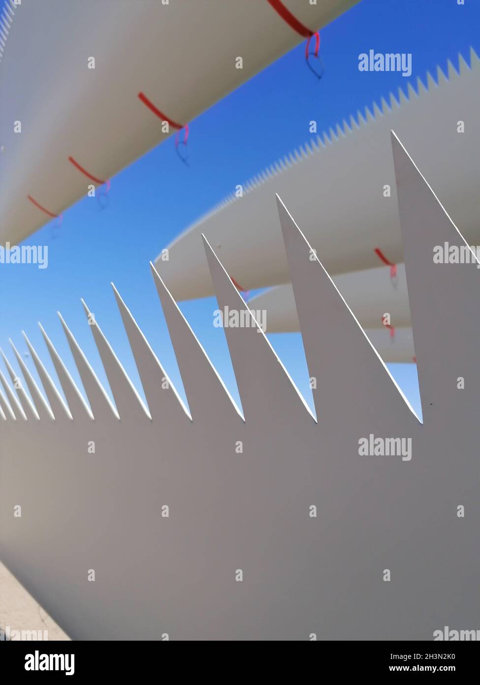 Rotorblätter einer Windenergieanlage auf einem Lagerplatz sind versandbereit Stockfoto