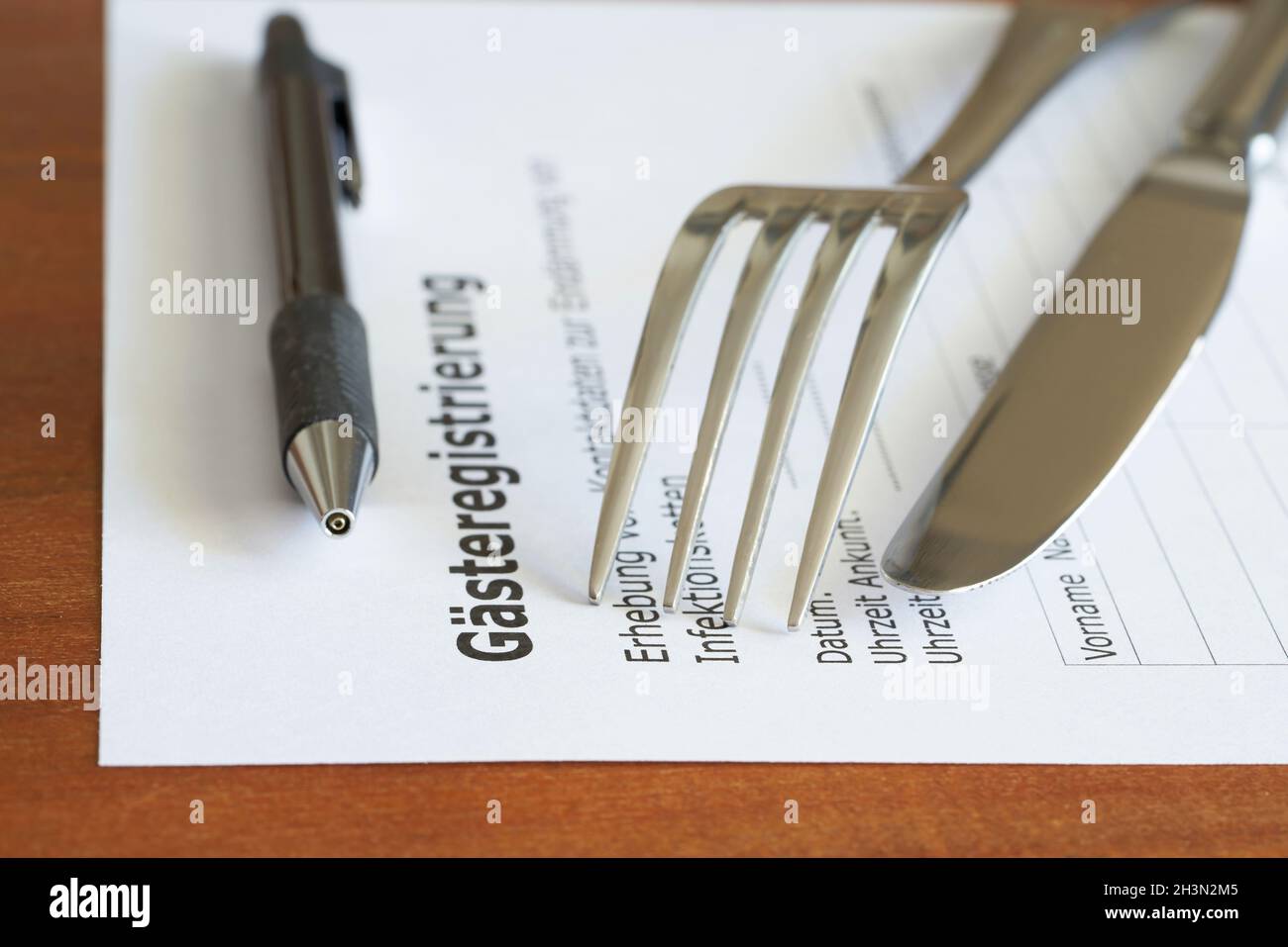 Formular für die Gäste-Registrierung in einem Restaurant in Deutschland während Die Corona-Pandemie Stockfoto