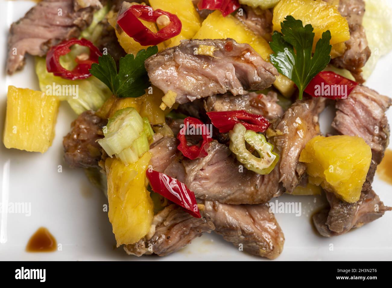 Scharfer thailändischer rindfleischsalat -Fotos und -Bildmaterial in ...