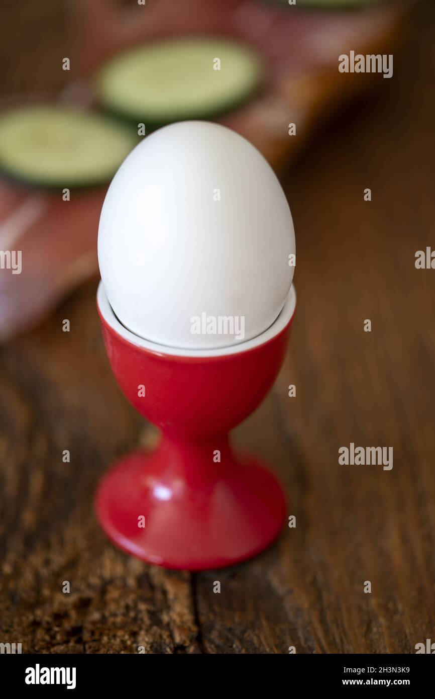 Gekochtes Ei und Brot mit Schinken Stockfoto