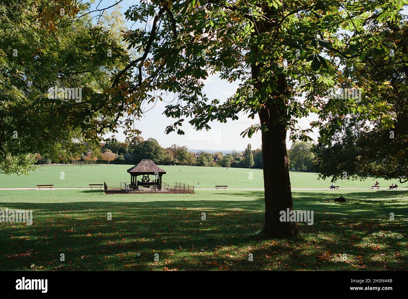 Crystal Palace Park, South East London, Großbritannien, im Herbst, Blick nach Süden, Mit der RNVR Great war Memorial Bell im Hintergrund Stockfoto