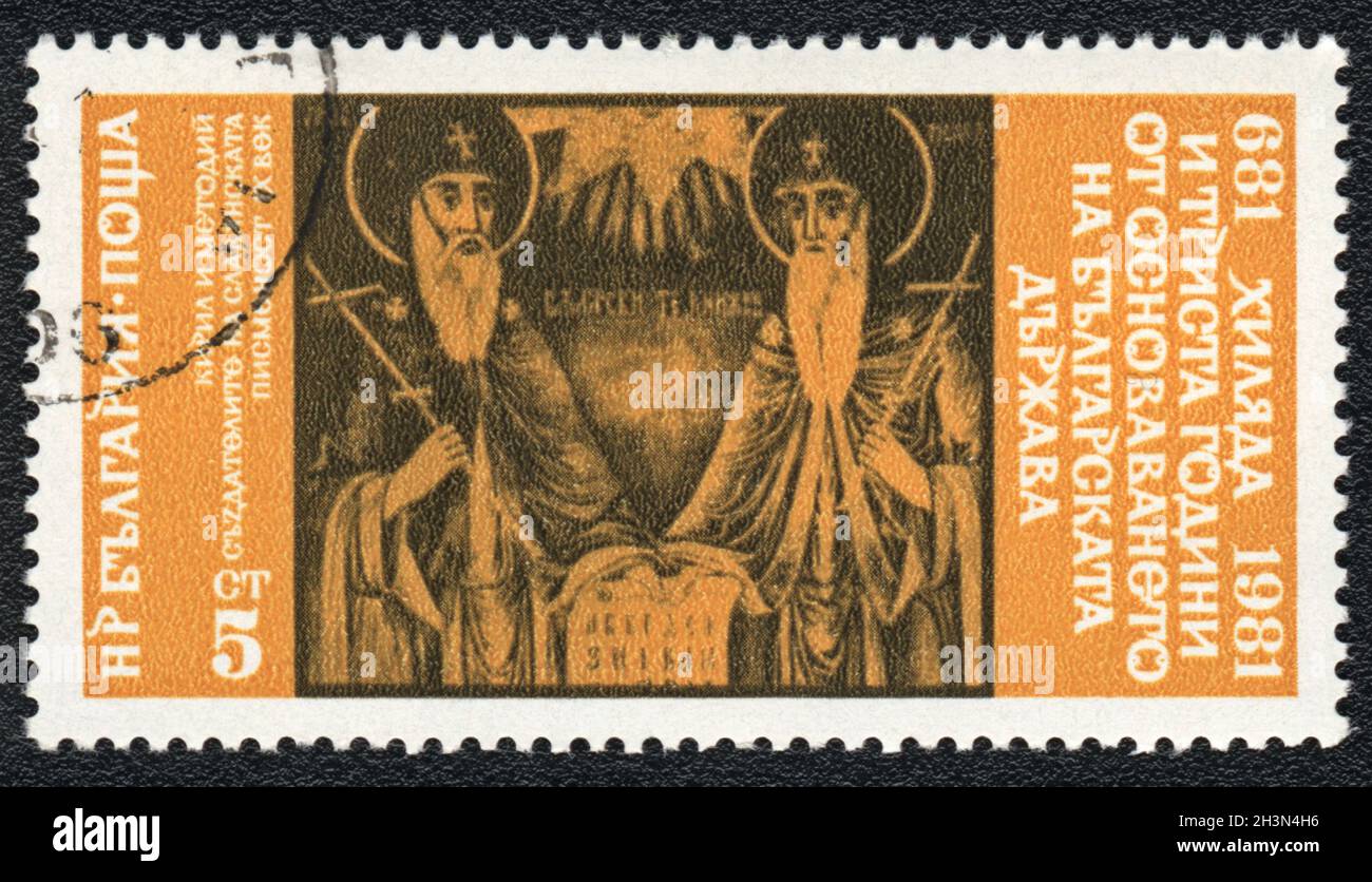 Eine in Bulgarien gedruckte Briefmarke zeigt, dass Kyrill und Methodius Urheber kyrillischer Schriftzeichen sind, dreizehnhundert Jahre Bulgarien, um 1981 Stockfoto