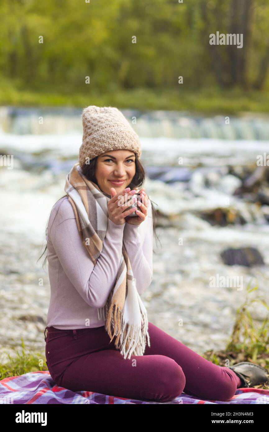 Eine Schöne Junge Frau Ruht Sich Am Ufer Eines Herbstflusses Aus Und Wärmt Sich Mit Einem Heißen 3657