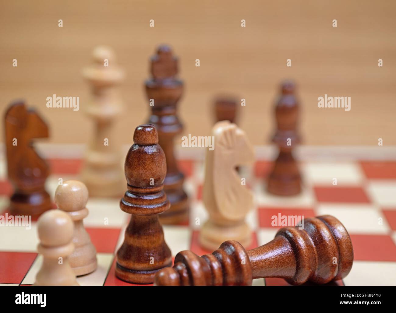 Schachfiguren auf einem Spielbrett in Nahaufnahme Stockfoto