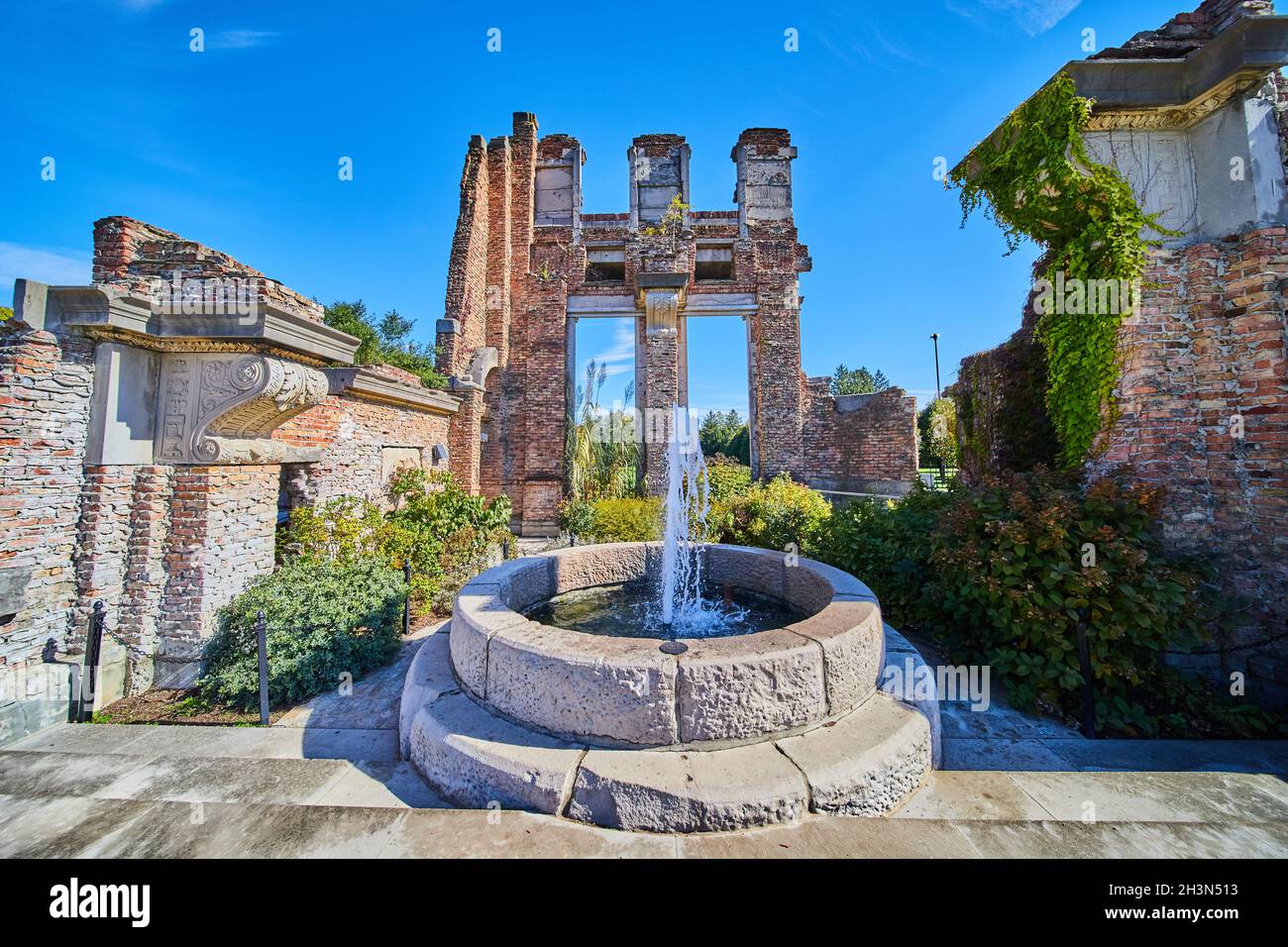 Brunnen in alten Ruinen aus Ziegel und Stein Stockfoto