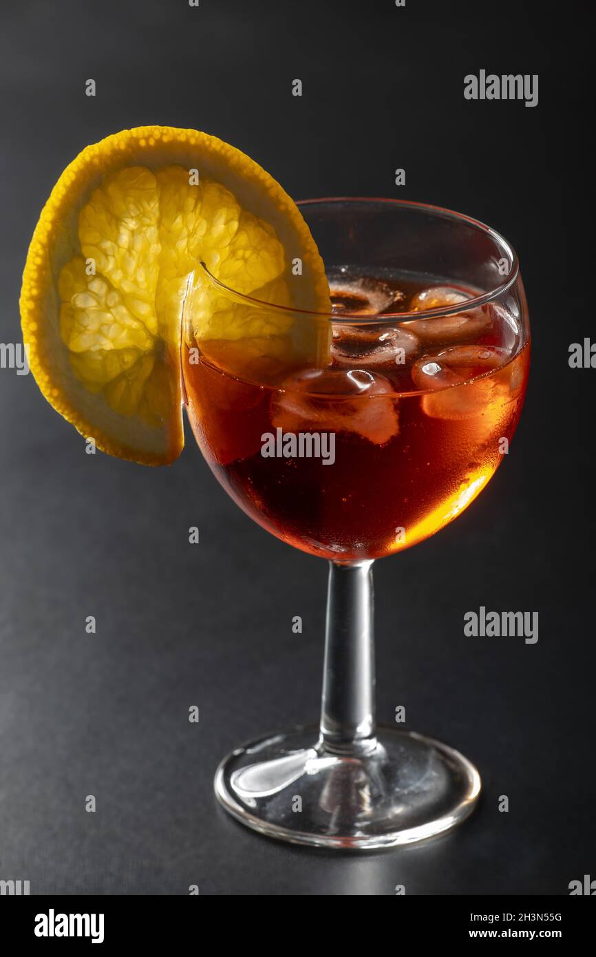 Italienischer Spritzer in einem Glas auf Schwarz Stockfoto