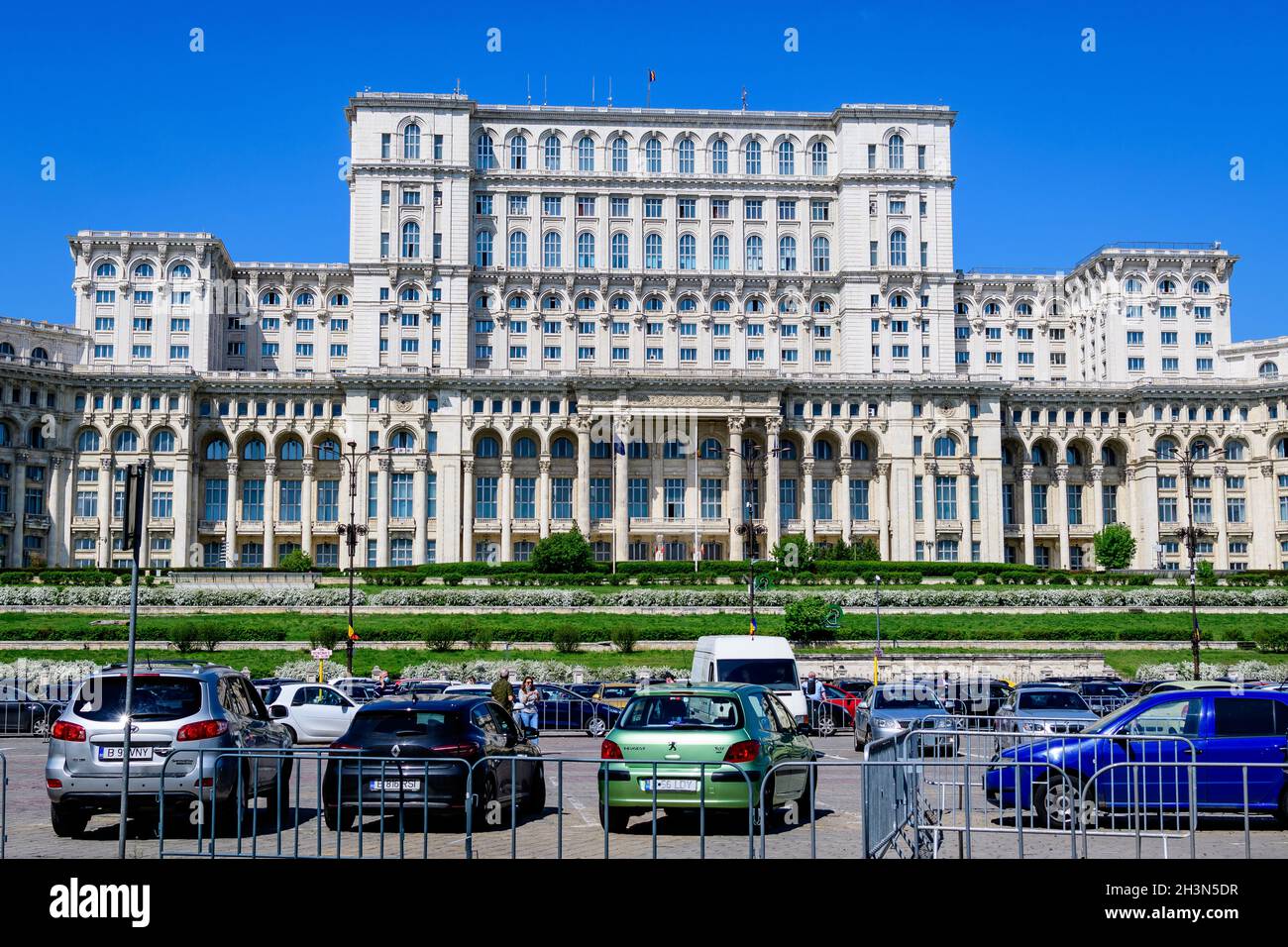 Bukarest, Rumänien, 6. Mai 2021: Der Palast des Parlaments, auch bekannt als Volkshaus (Casa Popoprului) auf dem Platz der Konstitutiei (Piata Constitutiei Stockfoto