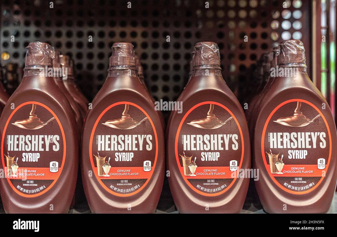 Hershey Pennsylvania, 15. Oktober 2021: Hershey's Chocolate Sirup wird im Hershey's Chocolate World Retail Store ausgestellt. Stockfoto