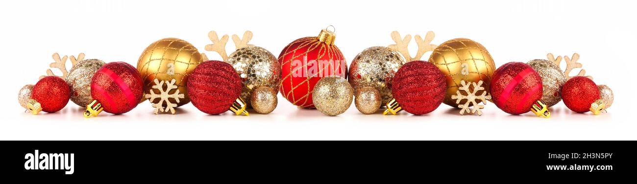 Weihnachtliche Umrandung aus roten und goldenen Ornamenten. Seitenansicht isoliert auf weißem Hintergrund. Stockfoto