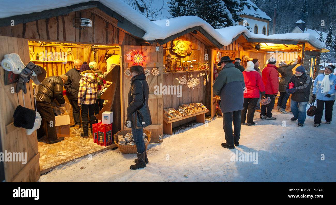 Romantischer weihnachtsmarkt in Bayern mit beleuchteten Holzgeschäften im Schnee Stockfoto