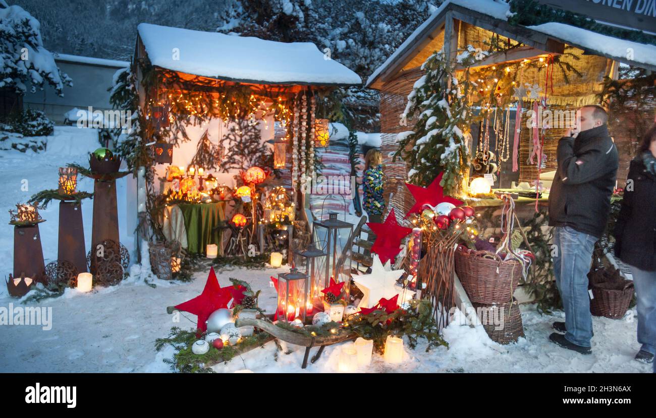 Romantischer weihnachtsmarkt in Bayern mit beleuchteten Holzgeschäften im Schnee Stockfoto