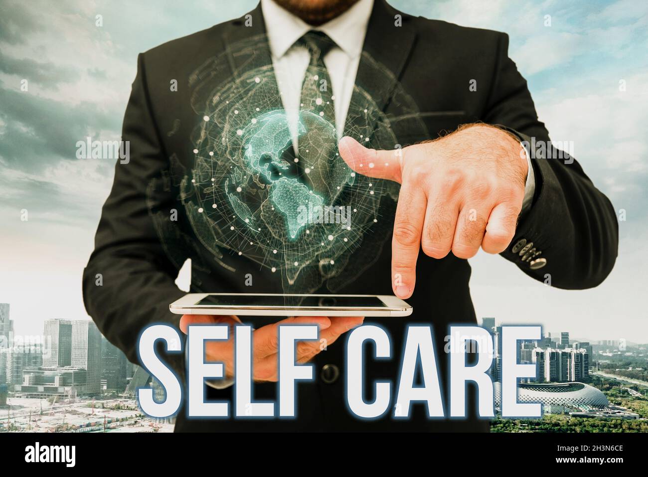Textunterschrift zur Selbstpflege. Geschäftsidee die Praxis, Maßnahmen zur Verbesserung der eigenen Gesundheit Laptop ruht auf Runde der Frau mit Flat Stockfoto
